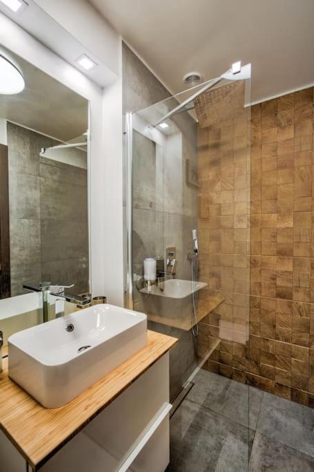פויאנה ברשוב Splendor 3 Bedroom Flat In Silver Mountain מראה חיצוני תמונה
